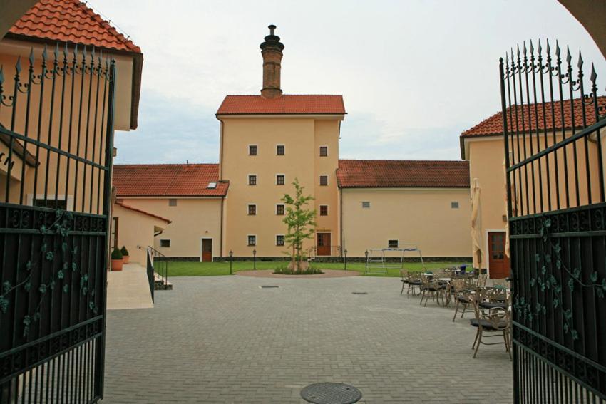 Chateau Krakovany Екстериор снимка